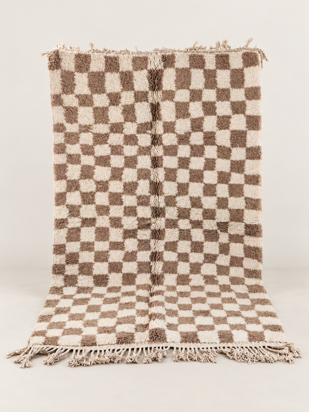 Dama - handgeknoopt wollen vloerkleed op een lichte beige achtergrond