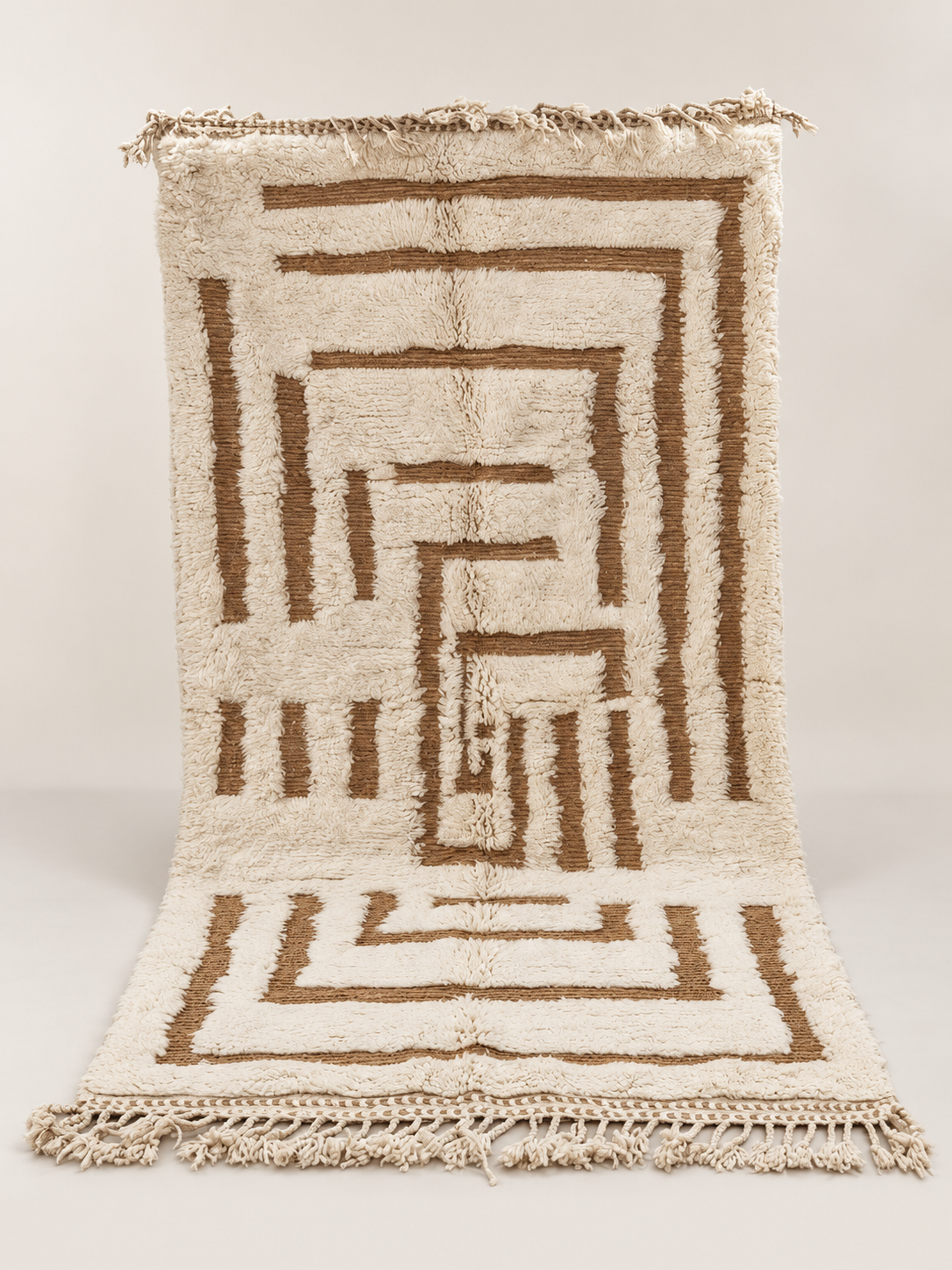 Dedalo - handgeknoopt wollen vloerkleed op een lichte beige achtergrond