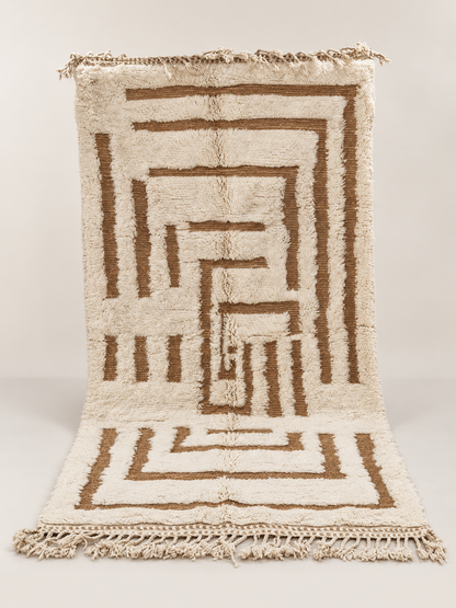 Dedalo - handgeknoopt wollen vloerkleed op een lichte beige achtergrond