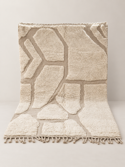 Isola - handgeknoopt wollen vloerkleed op een lichte beige achtergrond