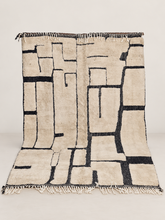 Pianta - hand-knotted wool rug on a light beige background