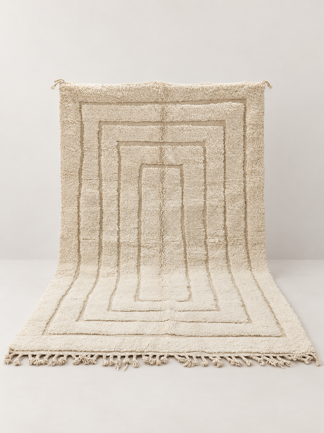 Portico - handgeknoopt wollen vloerkleed op een lichte beige achtergrond
