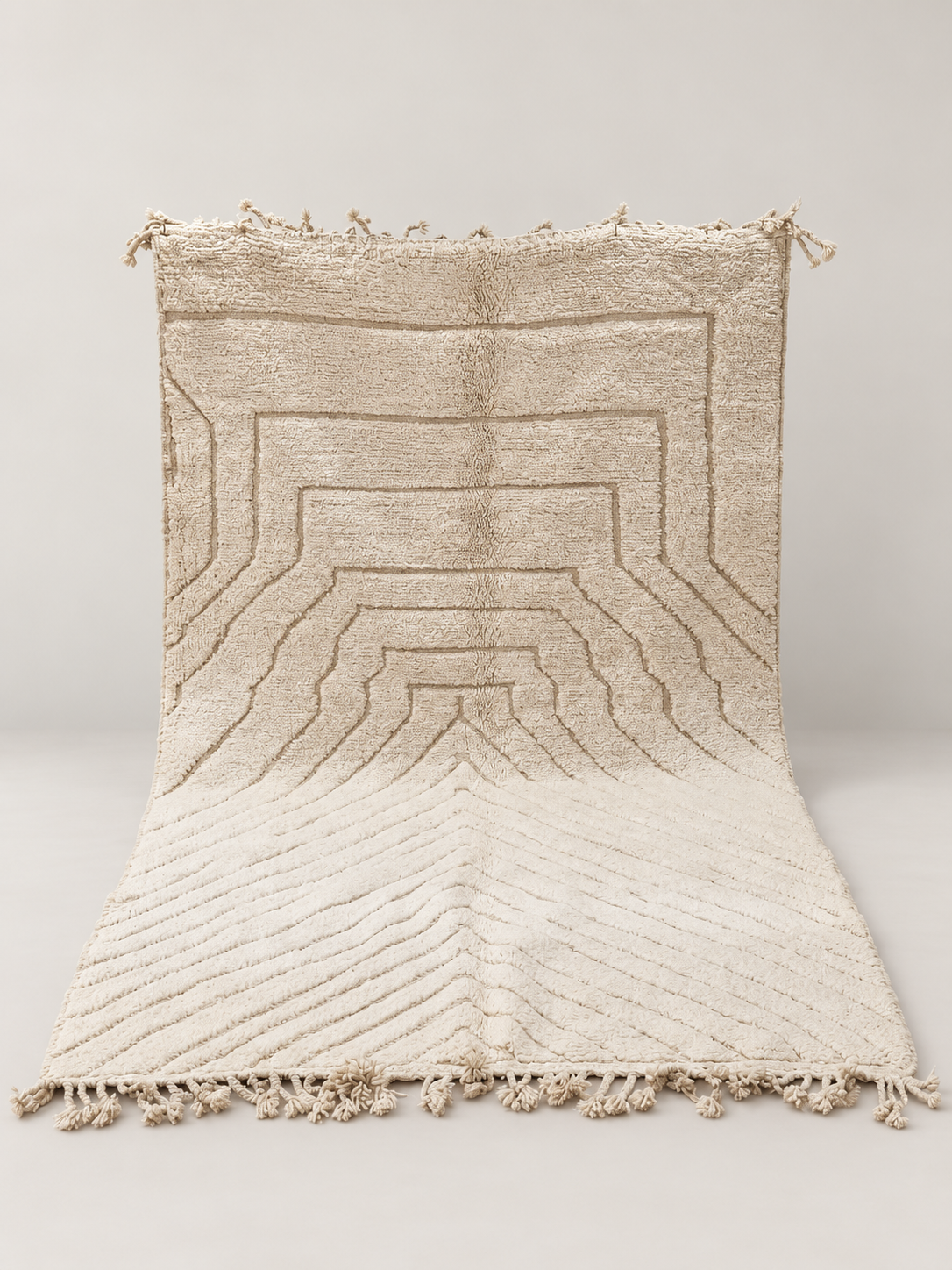 Prospetto - handgeknoopt wollen vloerkleed op een lichte beige achtergrond