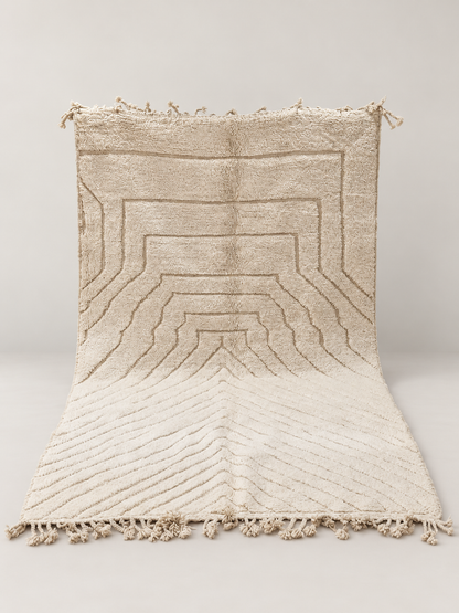 Prospetto - handgeknoopt wollen vloerkleed op een lichte beige achtergrond