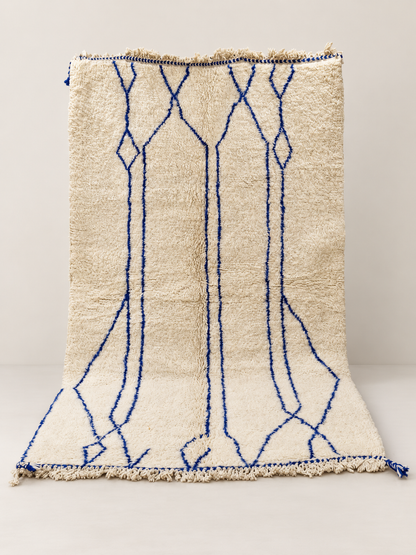 Rivo - handgeknoopt wollen vloerkleed op een lichte beige achtergrond