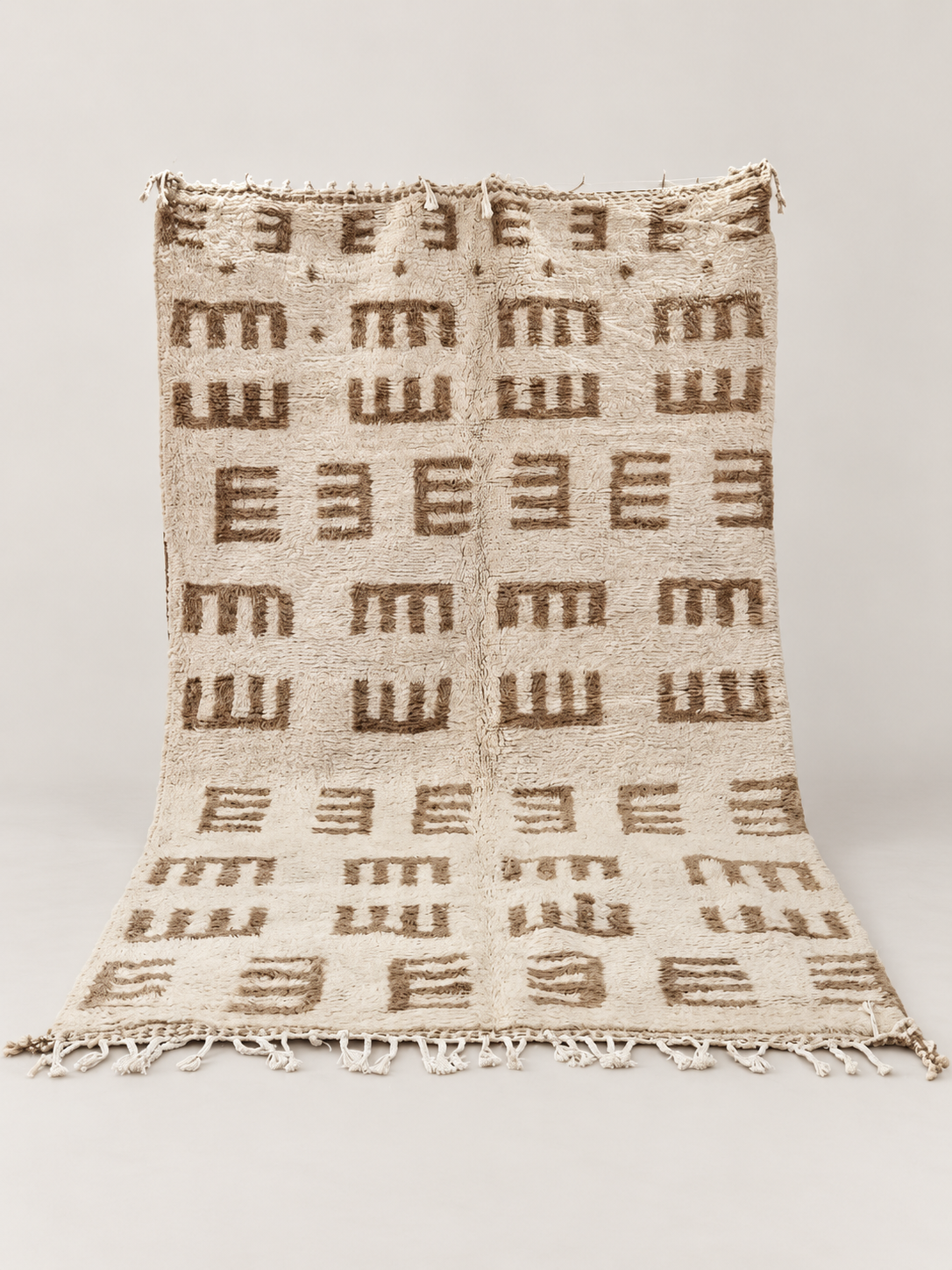 Segni - handgeknoopt wollen vloerkleed op een lichte beige achtergrond