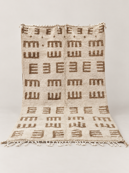 Segni - handgeknoopt wollen vloerkleed op een lichte beige achtergrond