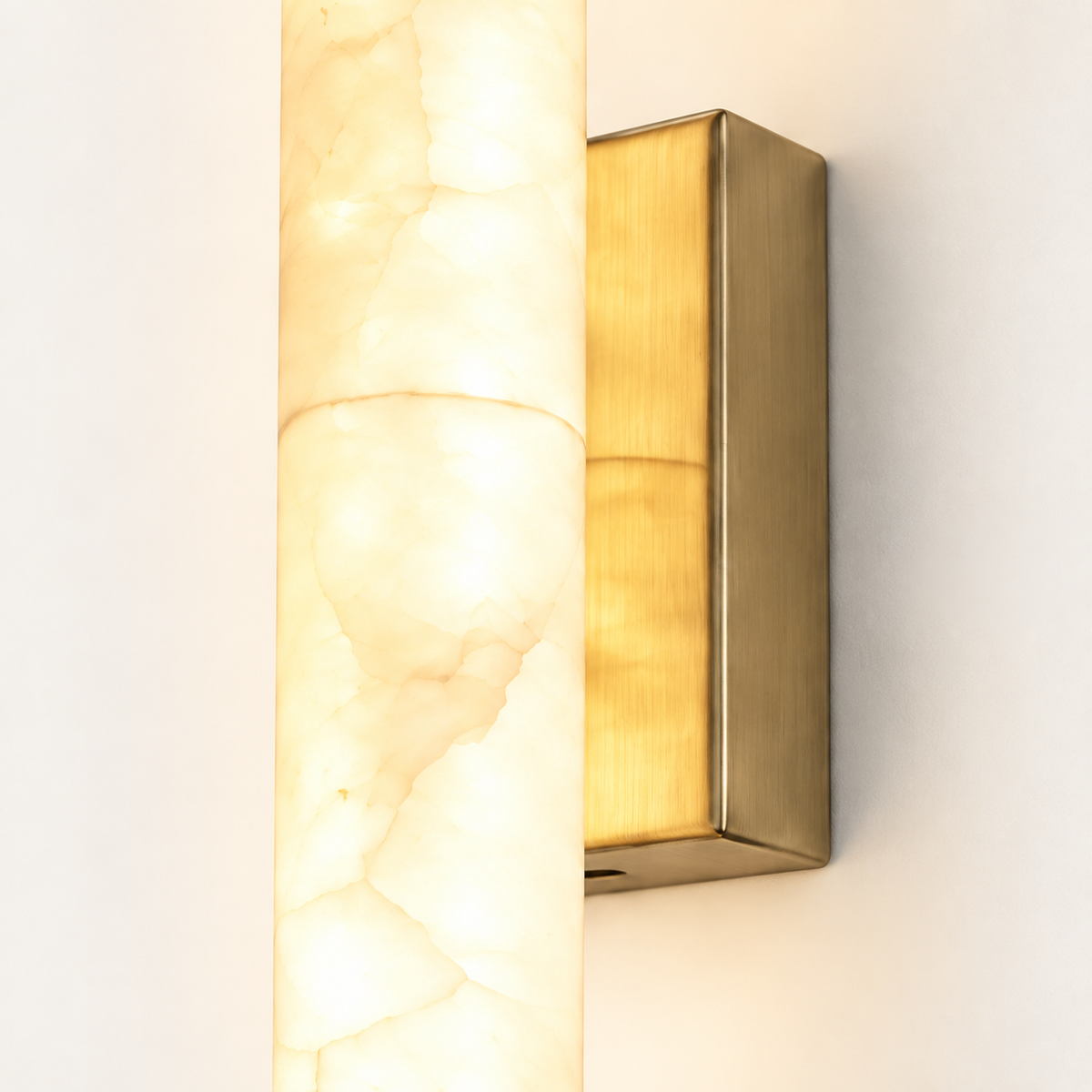 Cilindro - wandlamp met albasten cilinder en messing - detail