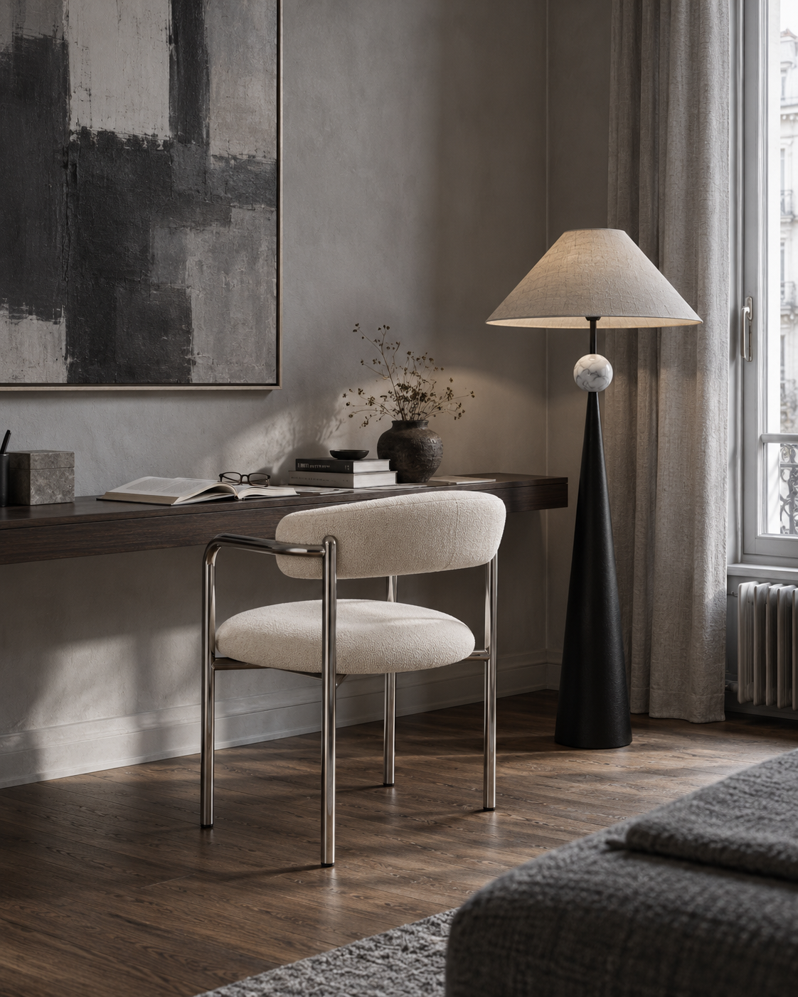 [sfeerbeeld] Grijze leeshoek met AREL in Ivory en de SFERA vloerlamp