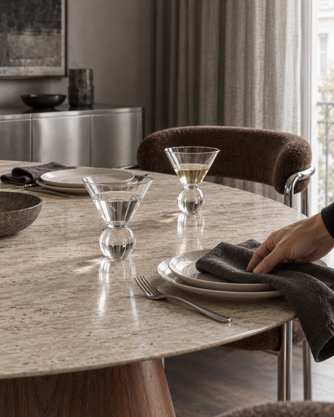 [sfeerbeeld] Een gedekte TAVIRA tafel met SORSEO glazen en AREL in Espresso