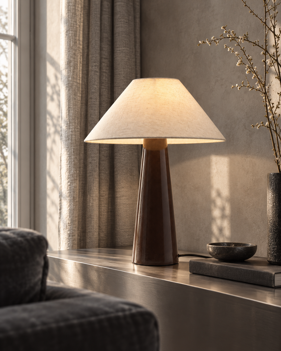Détail de PILAR : pied-colonne en bois foncé et abat-jour en lin clair sur un meuble métallique dans Contemporary Grey