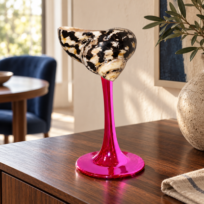 MAREA schelpkelk met fuchsia voet op een houten dressoir bij een blauwe eetkamerstoel