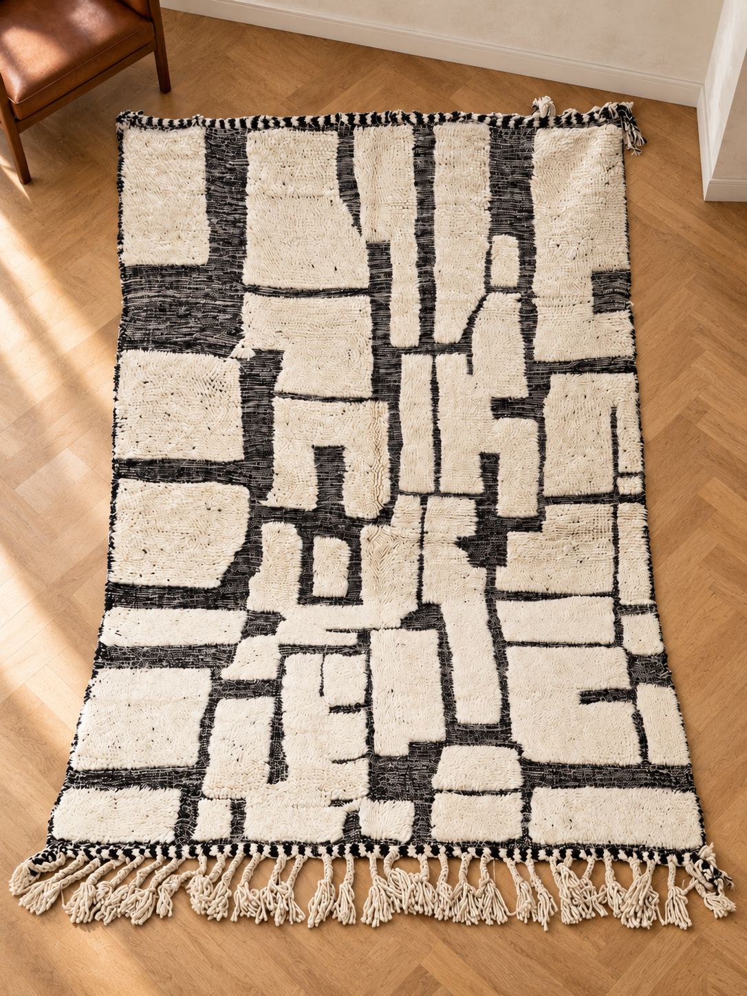Sfeervisualisatie van MOSAICO op een houten vloer, met het onregelmatige lijnenspel zichtbaar.