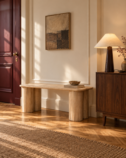 Banc PETRA dans l’entrée, près de PILAR sur un meuble en bois foncé.