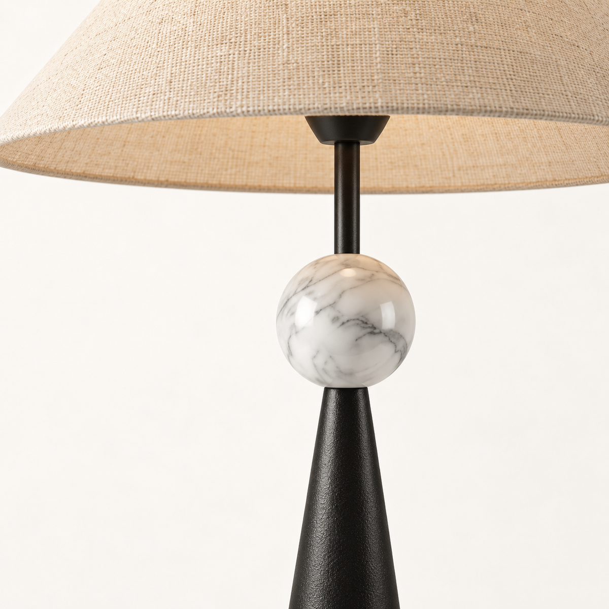 Sfera - lampadaire à sphère en marbre et forme conique - détail