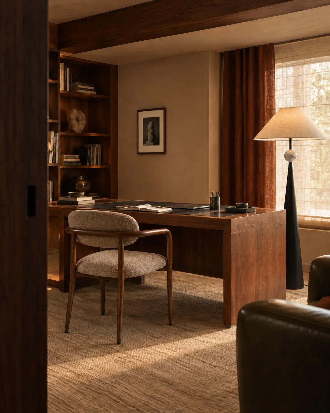 Huiskantoor met houten bureau, licht beklede Seno-stoel, boekenwand en Sfera-vloerlamp