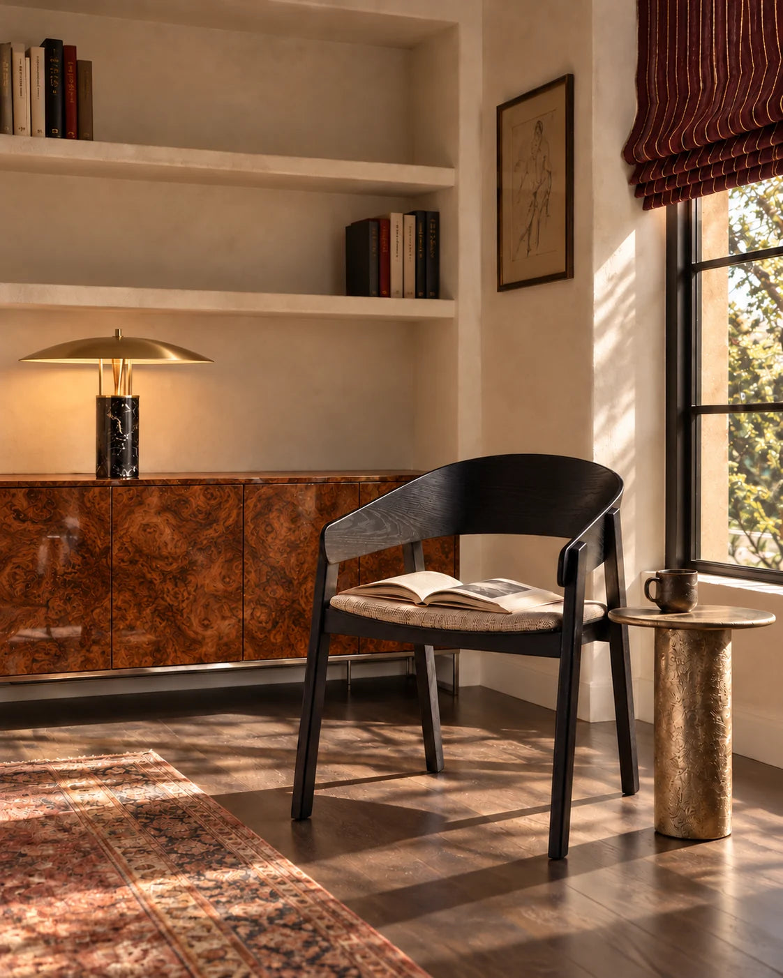 Coin lecture avec chaise en bois foncé, lampe et façades à veinage de bois de loupe