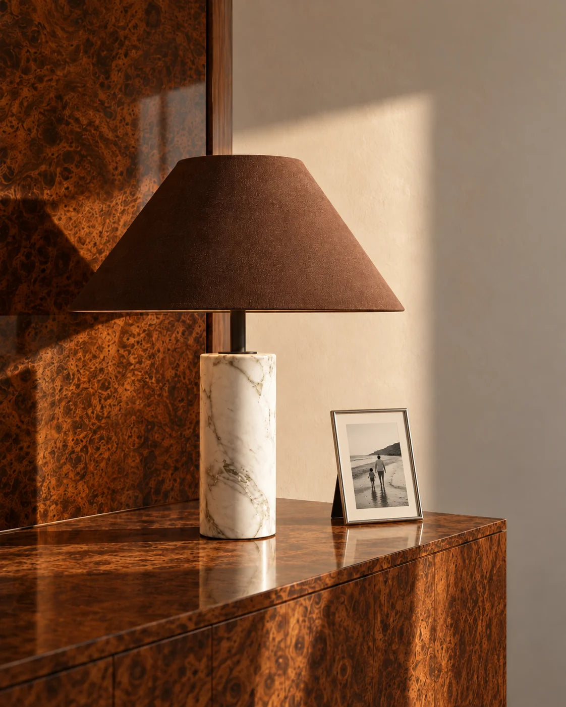 Burl Love — Une fine lampe en pierre près d’une petite photo encadrée.