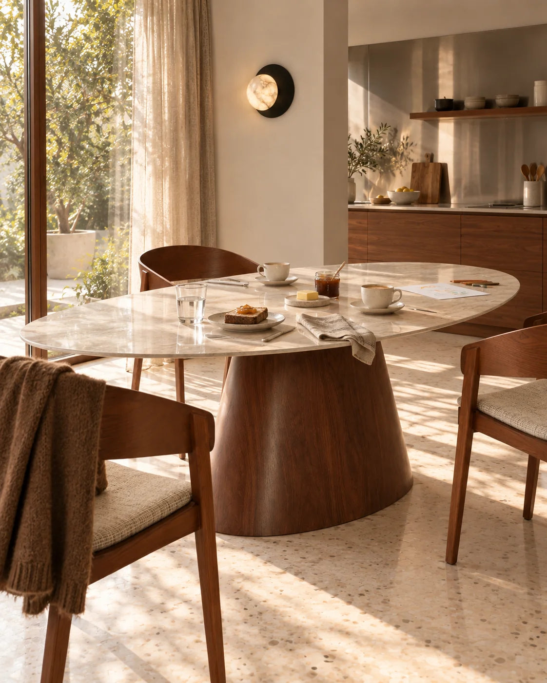 Une touche d’audace — Un plateau veiné accompagné de chaises en bois chaleureux.